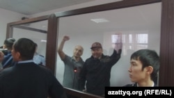 Осужденные гражданские активисты из Атырау Макс Бокаев (справа) и Талгат Аян в зале суда, 28 октября 2016 года.