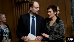 Russian activist Vladimir Kara-Murza arrives with his wife, Yevgenia, for a hearing of the U.S. Senate Appropriations Subcommittee on State, Foreign Operations and Related Programs on Capitol Hill in Washington in 2017.