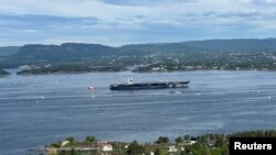 Cel mai mare portavion din lume, USS Gerald R. Ford, naviând către Oslo