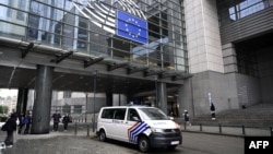 Një makinë e policisë para ndërtesës së Parlamentit Evropian më 29 maj, ku u kryen kontrolle për ndërhyrjen e dyshuar ruse. 