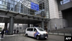 Policijski automobil ispred zgrade Evropskog parlamenta, 29. maja 2024.