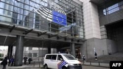 Rendőrautó az Európai Parlament brüsszeli székháza előtt 2024. május 29-én