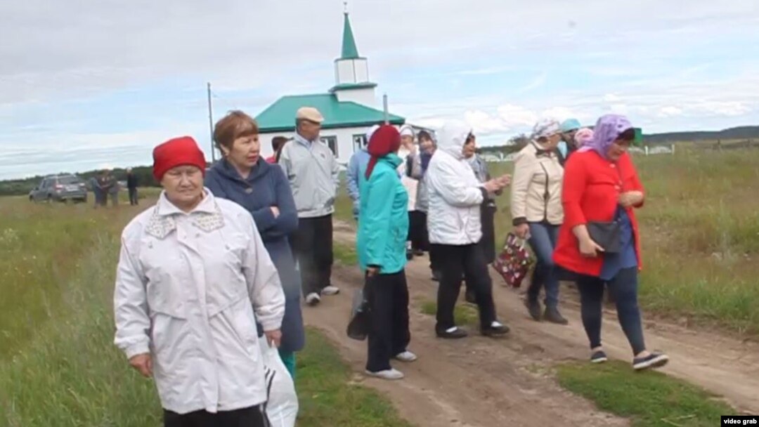 Әремцән авылы халкы Төмән өлкәсе милләтләр эшләре комитеты рәисе Евгений Воробьев килгәнне көтә. 7 июль 2017