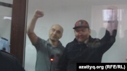 Атырауские активисты Макс Бокаев (справа) и Талгат Аян в суде, где слушается их дело. Атырау, 28 ноября 2016 года.