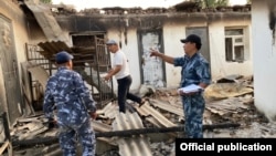 Инспекция домов, разрушенных в результате минометного обстрела. Баткенский район Баткенской области, 4 мая 2021 г.