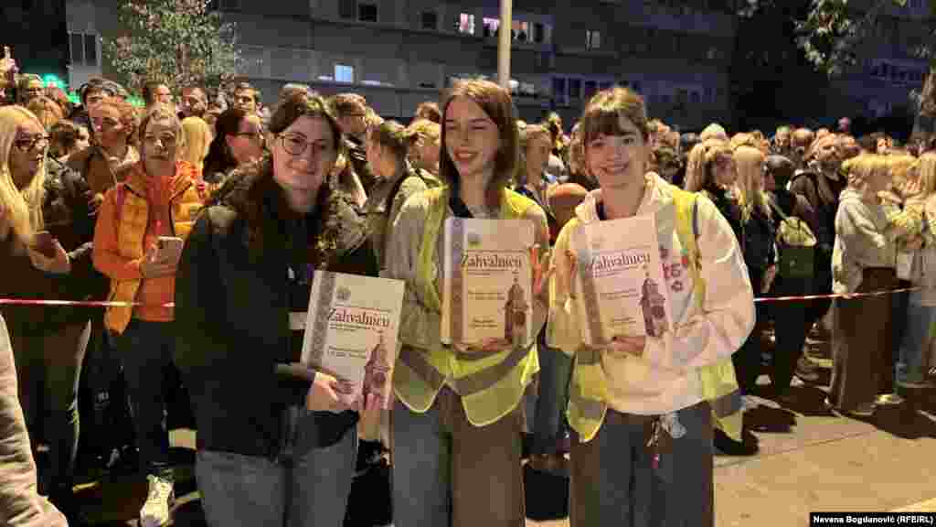 Kolege iz Novog Sada uručile su studentima koji su pešačili zahvalnice "za svaki pređeni korak u borbi za slobodu".