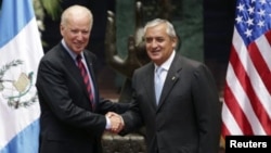 Гватемала президенті Отто Перес Молина (оң жақта) мен АҚШ вице-президенті Джо Байден.
