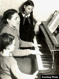 Studiind acasă la București privită de copii ei