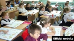 Russian elementary school children take a Tatar language class. A draft bill that aims to make such lessons optional has drawn the ire of ethnic activists. (file photo)