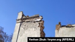 Лепных украшений на стенах осталось совсем чуть-чуть