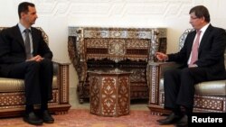 Средба меѓу сирискиот претседател Башар Ал Асад и турскиот шеф на дипломатиојата Ахмет Давутоглу во Дамаск на 9 август 2011 година.