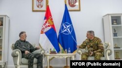 Komandanti i misionit të NATO-s në Kosovë, KFOR, Enrico Barduani, dhe shefi i stafit të përgjithshëm të forcave të armatosura të Serbisë, Millan Mojsilloviq, gjatë takimit në Beograd të Serbisë, më 29 prill 2025.