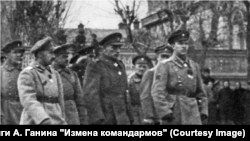 Адмирал А. В. Колчак с генералами Б. П. Богословским и Р. Гайдой в Екатеринбурге. Май 1919 г.