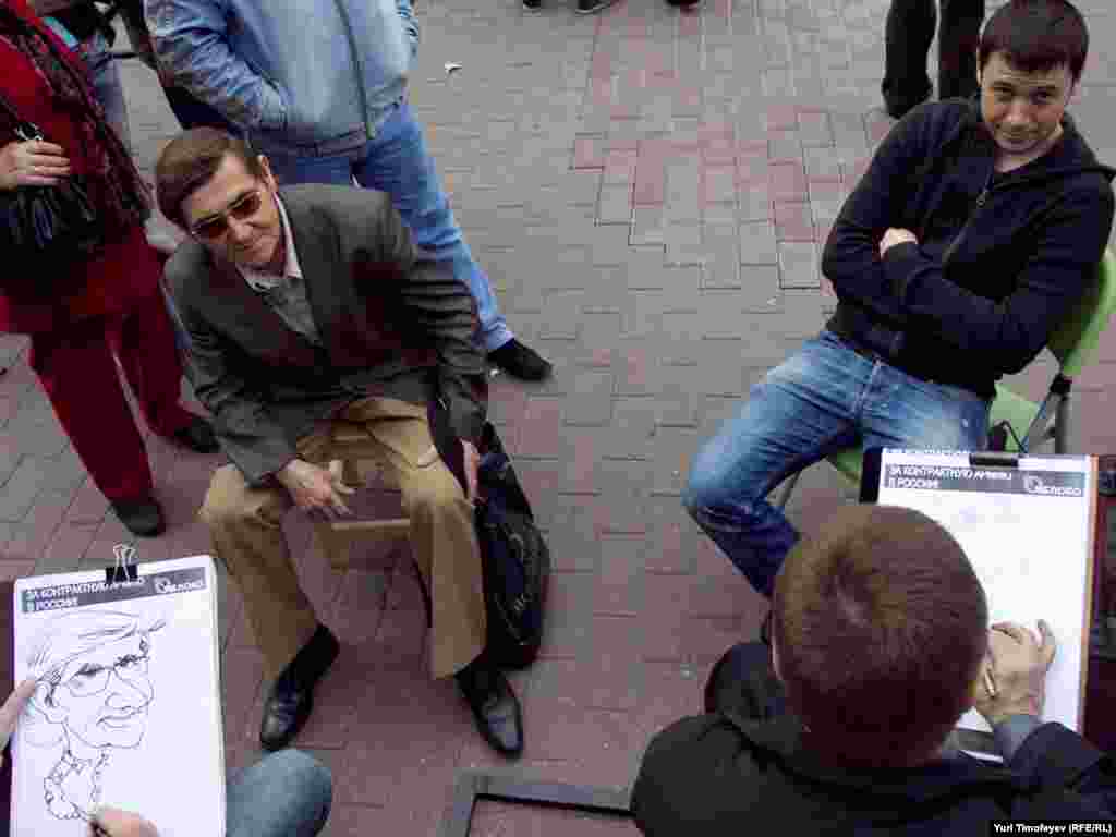 Художники рисовали шаржи в поддержку контрактной армии