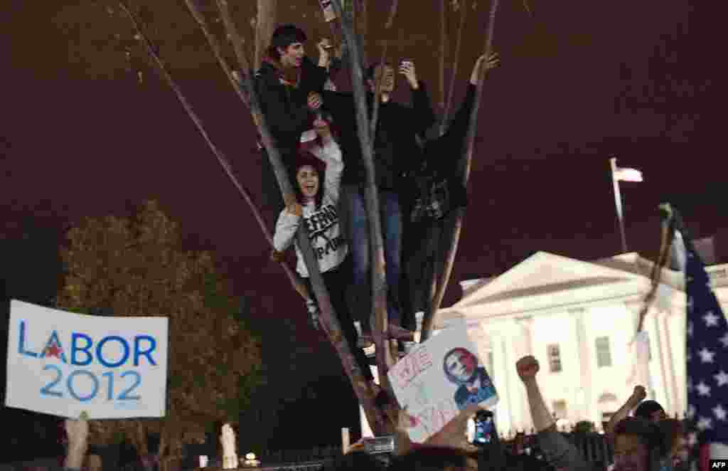 Обаманың жақтастары Вашингтондағы Ақ үйдің алдында жеңістерін тойлап жүр.