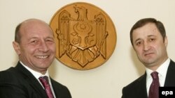 Romanian President Traian Basescu (left) meets Moldovan Prime Minister Vladimir Filat in Chisinau