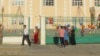 Türkmenistandaky bilim edaralarynyň biriniň öňündäki ene-atalar (Arhiwden alnan illýustrasiýa suraty)