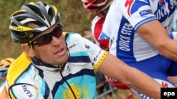 Лэнс Армстронг во время участия в "Тер де Франс" в 2009 году в составе команды "Астана". Франция, июль 2009 года. 