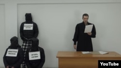 Скриншот сцены веб-сериала "Судья Грэмм" (YouTube-канал "Судья Грэмм"). Карим Ямадаев — справа в мантии судьи