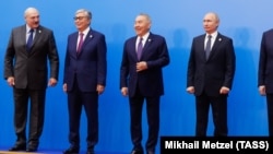 Alyaksandr Lukashenka (left to right), Qasym-Zhomart Toqaev, Nursultan Nazarbaev, and Vladimir Putin pose for a group photo before a meeting of the Supreme Eurasian Economic Council in what was then Nur-Sultan in May 2019.