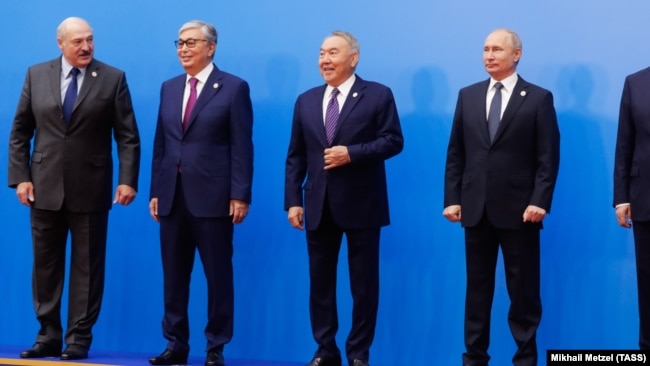 Alyaksandr Lukashenka (left to right), Qasym-Zhomart Toqaev, Nursultan Nazarbaev, and Vladimir Putin pose for a group photo before a meeting of the Supreme Eurasian Economic Council in what was then Nur-Sultan in May 2019.