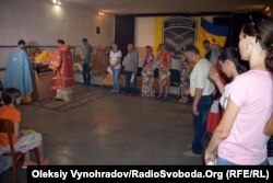 Служба проходить в актовій залі громадської організації учасників АТО Старобільського району