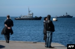 Кораблі ВМФ Росії проходять повз гавань Севастополя, 3 березня 2014 року