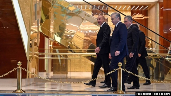 Президент Азербайджана Ильхам Алиев, президент Узбекистана Шавкат Мирзиёев и председатель Халк Маслахаты Туркменистана Гурбангулы Бердымухамедов на трехстороннем саммите, где обсуждались транспортные маршруты. Аваза, 22 августа 2025 года