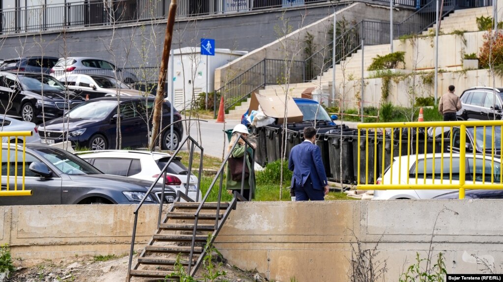 Siç shihet në këtë fotografi, rrethojat mbrojtëse prej hekuri të rrugës janë hequr dhe është vendosur një shkallë për kalimin e këmbësorëve, me gjithë rreziqet e mundshme.