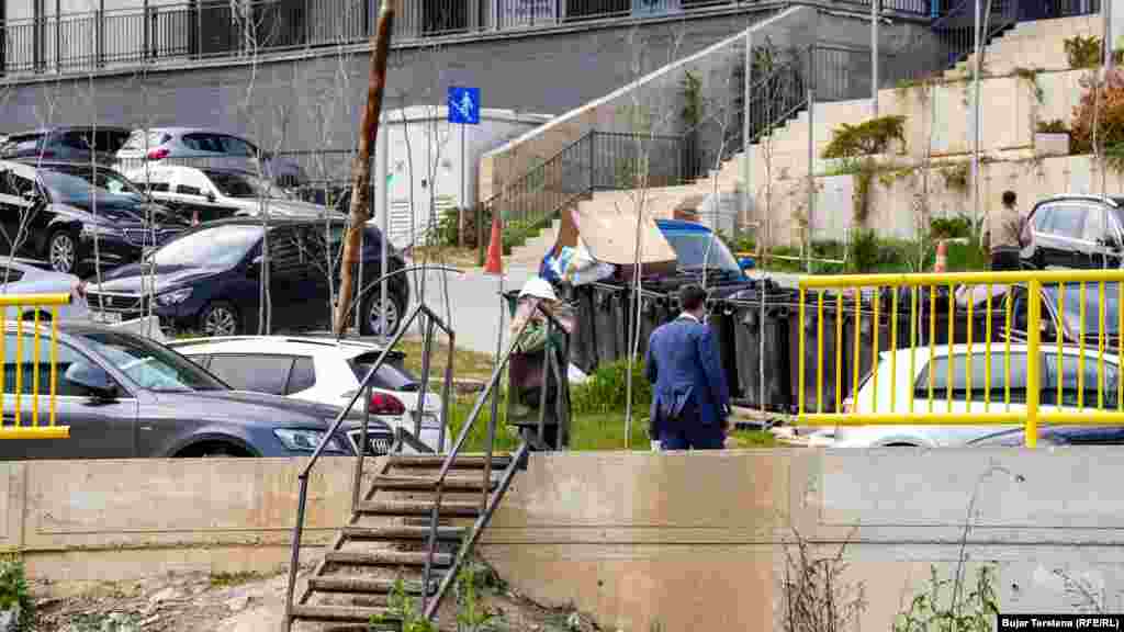 Siç shihet në këtë fotografi, rrethojat mbrojtëse prej hekuri të rrugës janë hequr dhe është vendosur një shkallë për kalimin e këmbësorëve, me gjithë rreziqet e mundshme.