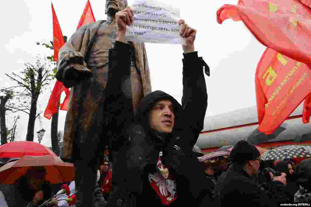 In a protest against the celebrations,&nbsp;Malady Front (Youth Front) opposition movement leader Zmitser Dashkevich made his way into the thick of the crowd before lifting a sign with a slightly modified version of a notorious Lenin quote that said: &quot;The more representatives of religious clergy that are shot, the better.&quot;