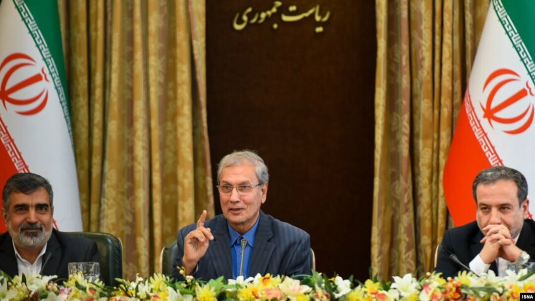 از راست به چپ: عباس عراقچی، معاون وزیر خارجه ایران، علی ربیعی، سخنگوی دولت، و بهروز کمالوندی، سخنگوی سازمان انرژی اتمی