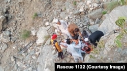 خيبر پښتونخوا کې د ژغورنې ادارې کارکوونکي او عام کسان کندې ته له پرېوتي ګاډي مړي او ژوبل کسان راباسي ـ انځور له ارشيفه