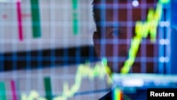 Broker na berzi u Njujorku ispred ekrana