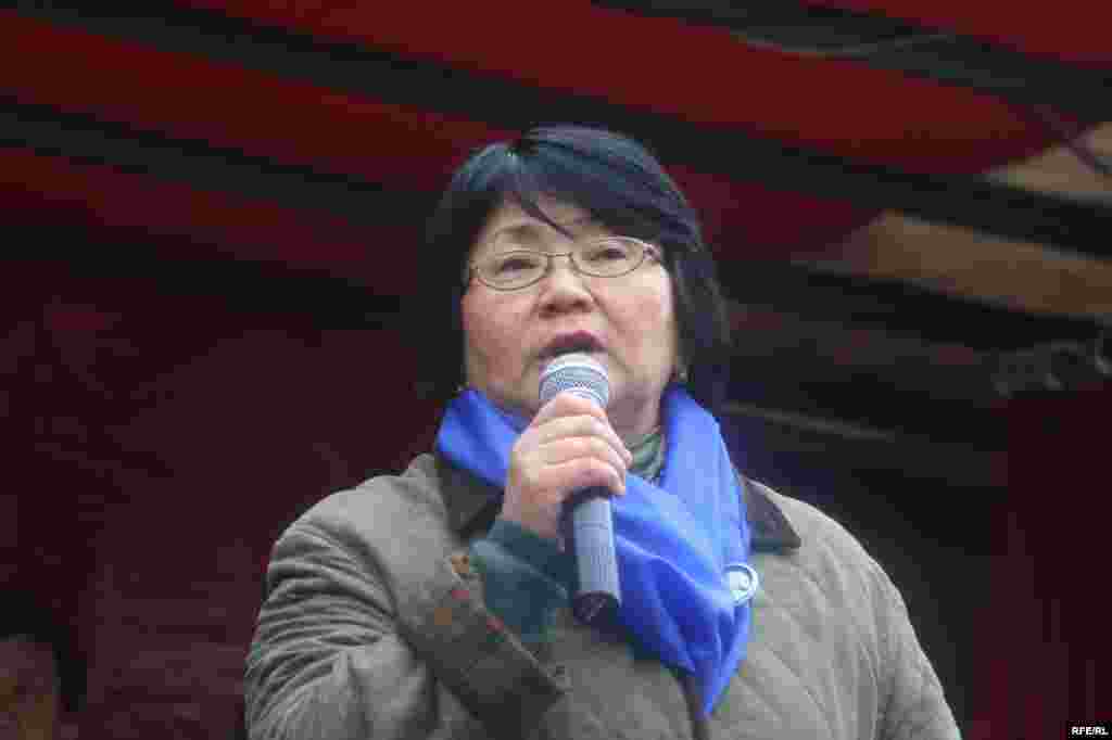 ЖКнын депутаты Роза Отунбаева - Kyrgyzstan - Roza Otunbaeva, the deputy of parliament, in protest action of opposition forces, Bishkek, 27Mar2009