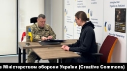 Один з тих, хто сьогодні підписали контракт із ЗСУ – 21-річний Олександр Раєцький