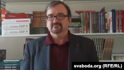 Валер Каліноўскі ў гарадзенскім Цэнтры гарадзкога жыцьця, дзе адбылася прэзэнтацыя кнігі пра Эльжбету Смулкову.