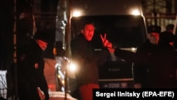 Алексея Навального выводят из полицейского участка в Химках, Московская область