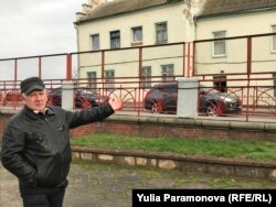 Риф Мухитов рядом с историческим "домом на границе"