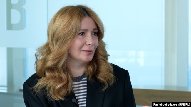 «Вже 850 генераторів ми передали, які будуть на місцях люди підключати до базових станцій і заливати паливом для того, щоб вони продовжувала працювати», – Ольга Устинова