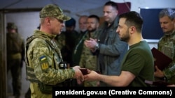 Президент Украины Владимир Зеленский и украинские военные, архивное фото 