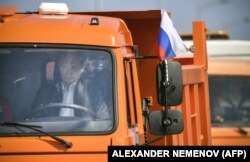 Президент России Владимир Путин ведет грузовик через Крымский мост на церемонии открытия 15 мая 2018 года.