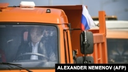 Қырым көпірінің ашылуы кезінде Ресей президенті Владимир Путин жүк көлігін айдап барады