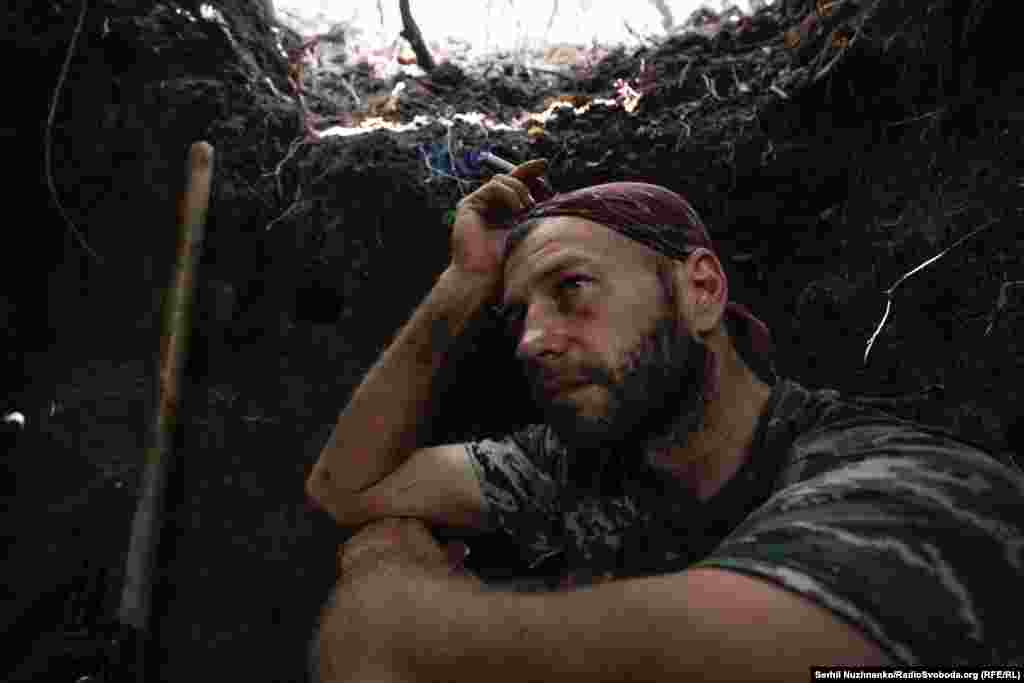 Серпень 2022 року, Донецька область. Український військовий перечікує російський обстріл на позиції неподалік від Яковлівки. В цей час він, в цивільному житті археолог з Миколаєва, ділився з кореспондентом думками про війну: «Ми вже не будемо наступати на ті самі історичні граблі, я сподіваюся. Вкотре»