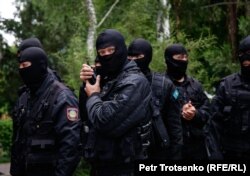 Сотрудники спецназа во время задержаний граждан в центре Алматы. 12 июня 2019 года.