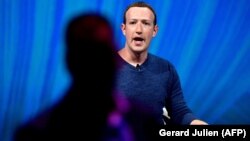 Mark Zuckerberg, Feysbukun banisi