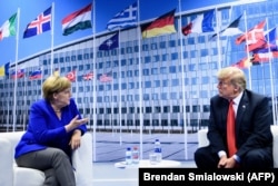 Саміт НАТО в Брюсселі 11 липня 2018 року. Тоді Дональд Трамп під час своєї першої каденції розкритикував Німеччину за те, що та, на його думку, повністю потрапила під вплив Росії через залежність від імпорту газу. Лідеркою Німеччини тоді була Анґела Меркель