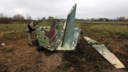Український військовий сапер оглядає залишки російського бойового літака Су-25, збитого ЗСУ на Київщині, 21 квітня 2022 року (фото ілюстративне)