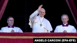 Рим Папасы Франциск (ортада) Рождество мерекесіне орай Urbi et Orbi үндеуін оқып тұр. Ватикан, 25 желтоқсан 2018 жыл.
