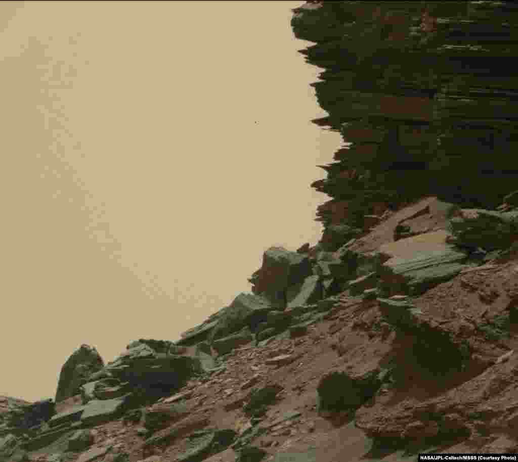 این نمای ارسال شده توسط مریخ نورد &laquo;کنجکاوی&raquo; دامنه&zwnj;های کوهی را بر سطح مریخ نشان می&zwnj;دهد که با ماسه سنگ پوشانده شده است.